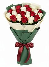 Букет Микс из красных и белых роз в Белом Яре Республики Хакасия