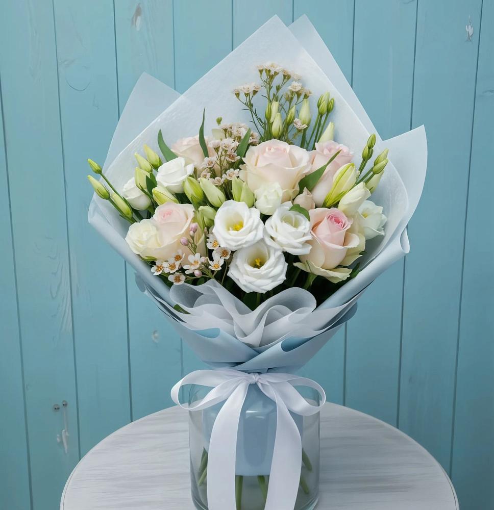 Букет цветов из: Розы и Лизиантусы в Белом Яре Республики Хакасия