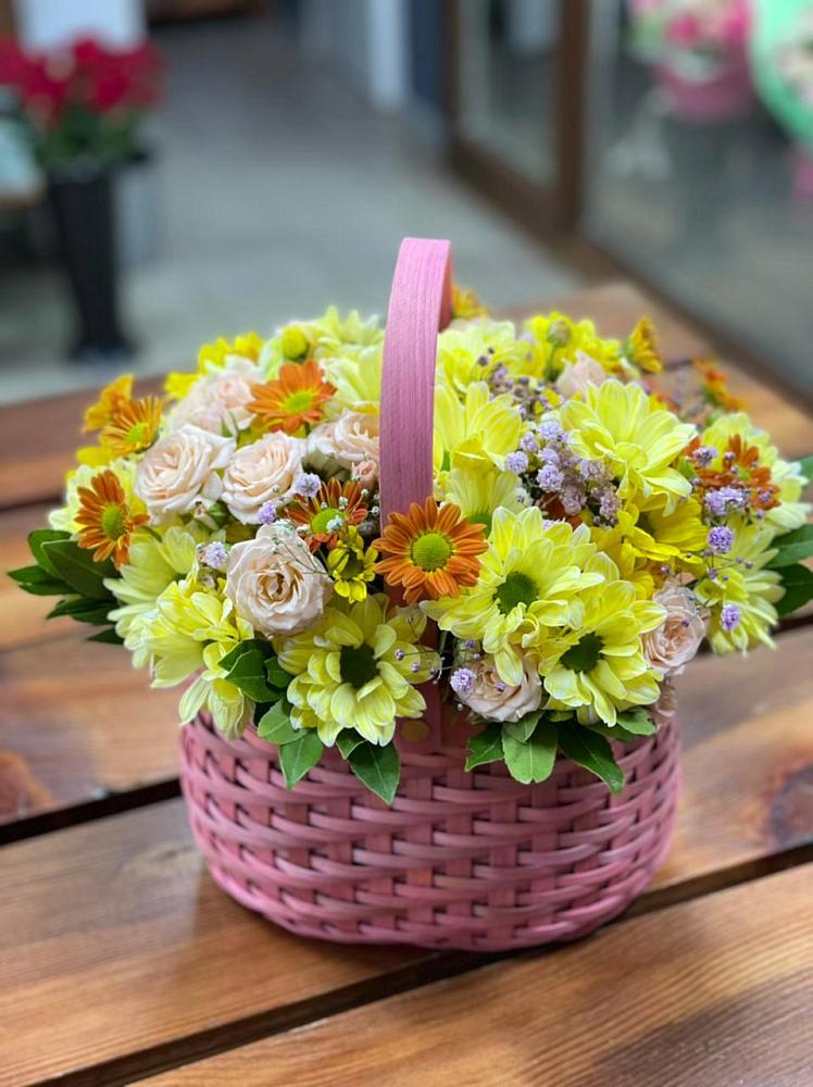 Цветочная композиция из Хризантемы и Розы в корзине в Белом Яре Республики Хакасия