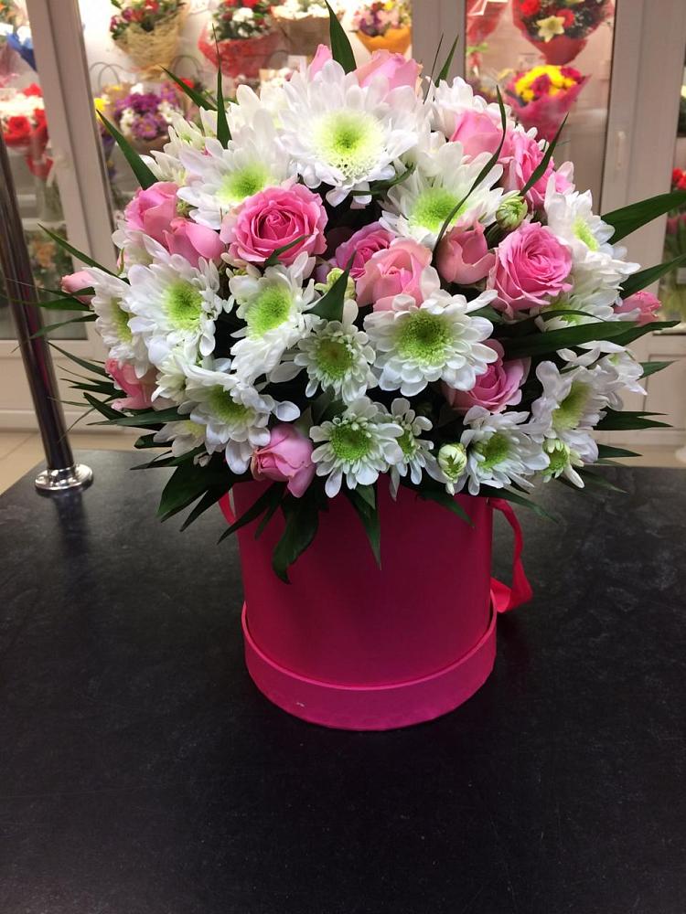 Цветочная композиция из Розы и Хризантемы в шляпной коробке в Белом Яре Республики Хакасия