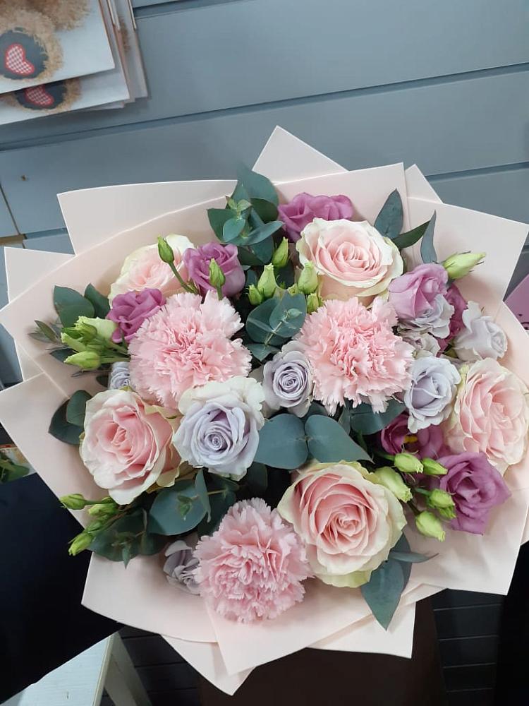 Букет цветов из: Розы, Гвоздики и Лизиантусы в Белом Яре Республики Хакасия