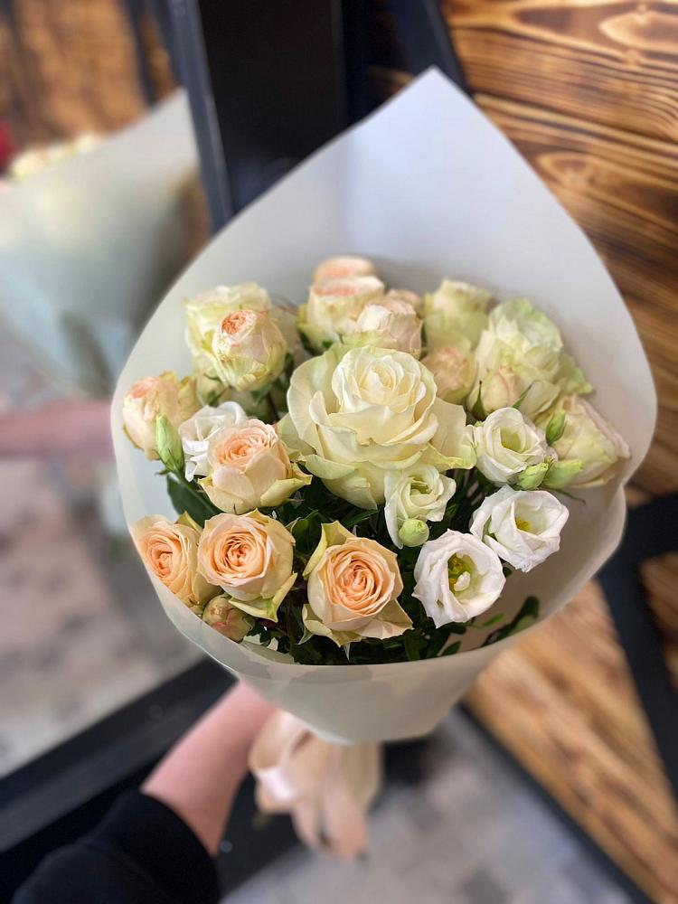 Букет цветов из: Розы и Лизиантусы в Белом Яре Республики Хакасия